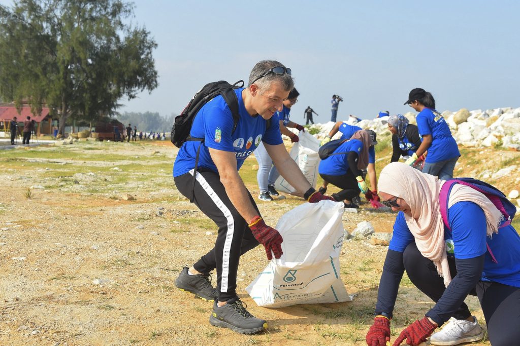 Nestle Wages War On Plastic With Beach Clean Up Marketing Magazine Asia