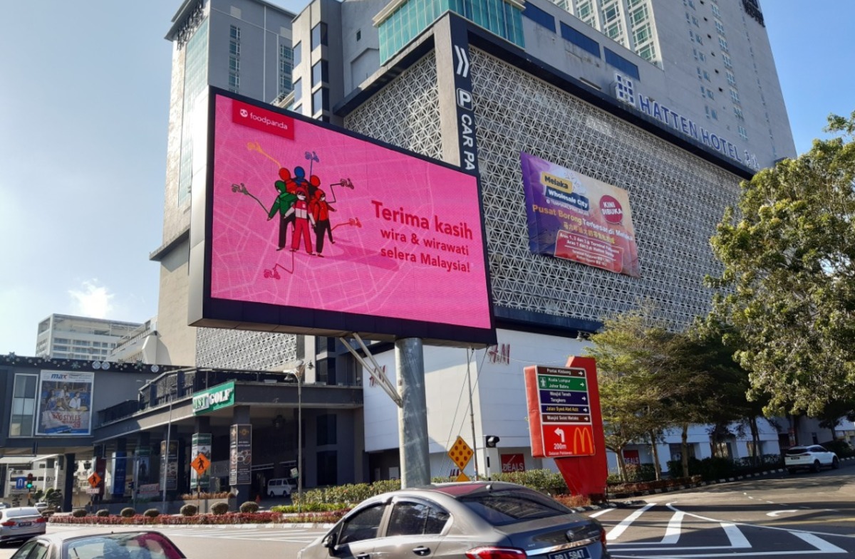 Celebrating heroes, DOOH partners put up thank you messages