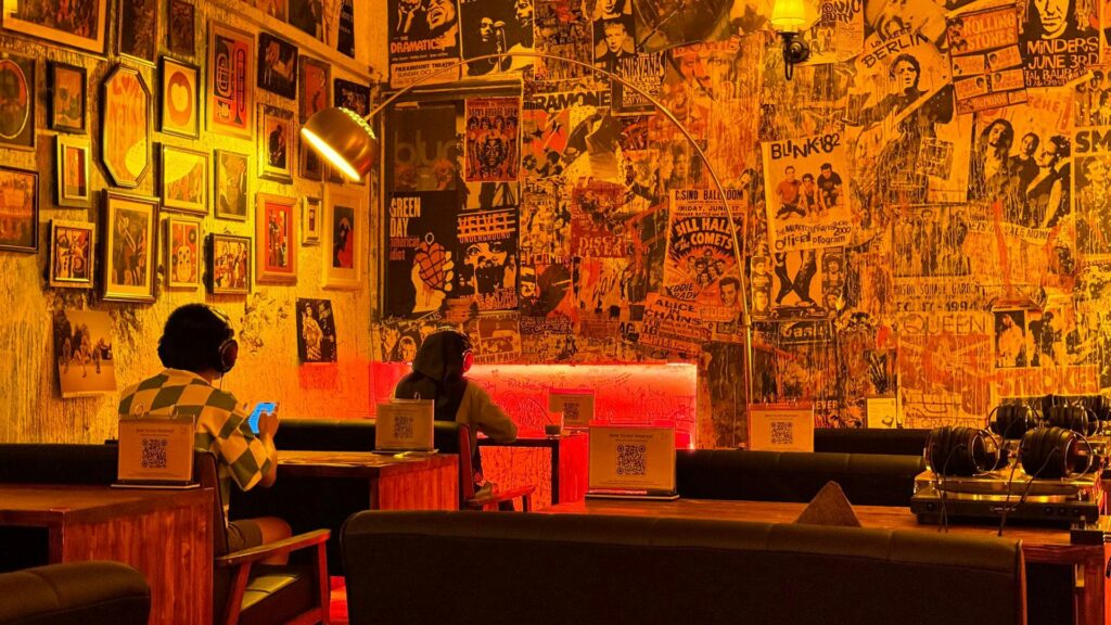 OaxkjC3ugWscYS5nssG inline live 3 OcibvSI FpuYkwoqFEx de548416 0948 4463 8327 a7a6dfd188bd | Vinyl Cafés Rise as Cultural Touchpoints Against Digital Fatigue