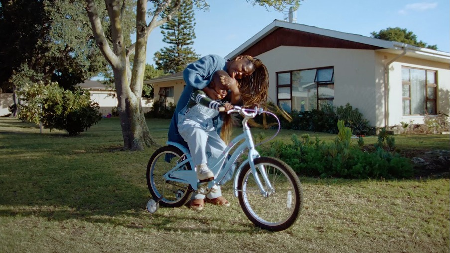 image 3 2 | Vaseline Celebrates Stubborn Everyday Love with ‘Love Hurts’