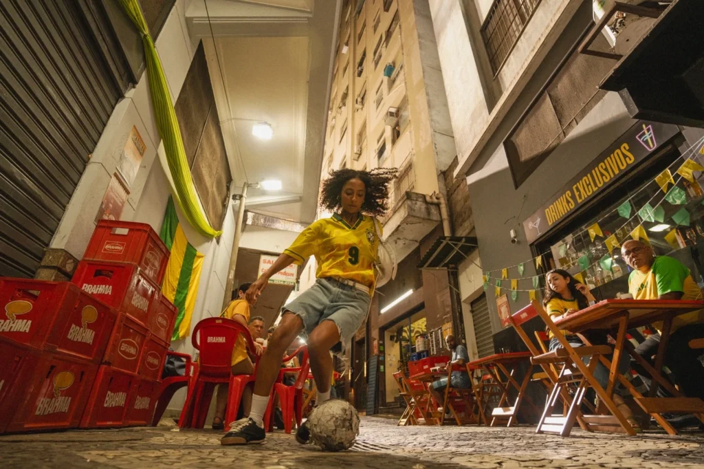 Brahma Wants Brazil to Believe Fearlessly Again Ahead of the 2026 World Cup 3 Brahma FWC Ta Liberado Acreditar menina1 1 | Brahma Wants Brazil to Believe Fearlessly Again Ahead of the 2026 World Cup