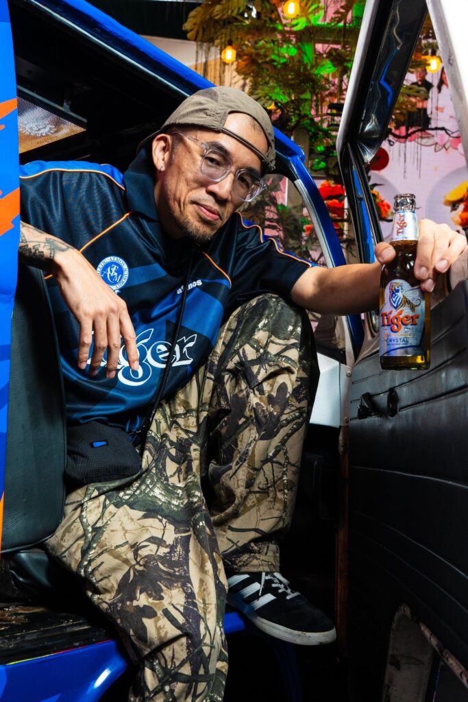 Photo 4 Kenji Chai with a bottle of Tiger Beer showing his boldness through his latest artwork on the Kombi van. compress12 | Tiger Beer Hits The Streets With ‘Brewed To Defy The Heat’ Campaign