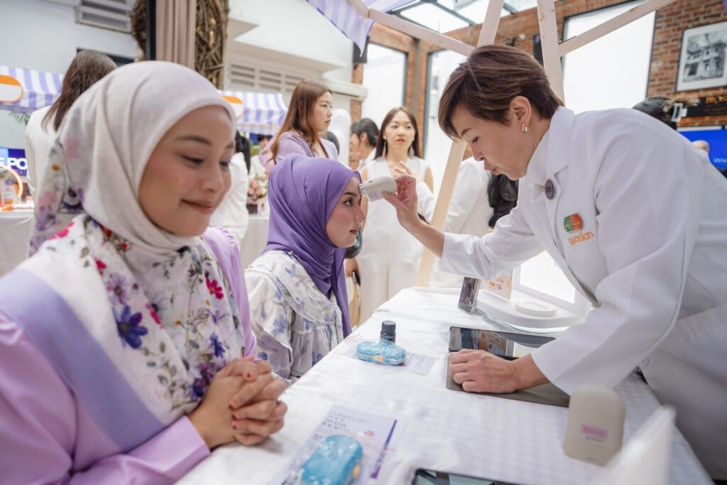 guardian Champions Perimenopause Awareness Through Nationwide ‘Embracing Midlife Wellness’ Advocacy Campaign 5 guardians pharmacist providing consultation to guests at the event | guardian Champions Perimenopause Awareness Through Nationwide ‘Embracing Midlife Wellness’ Advocacy Campaign